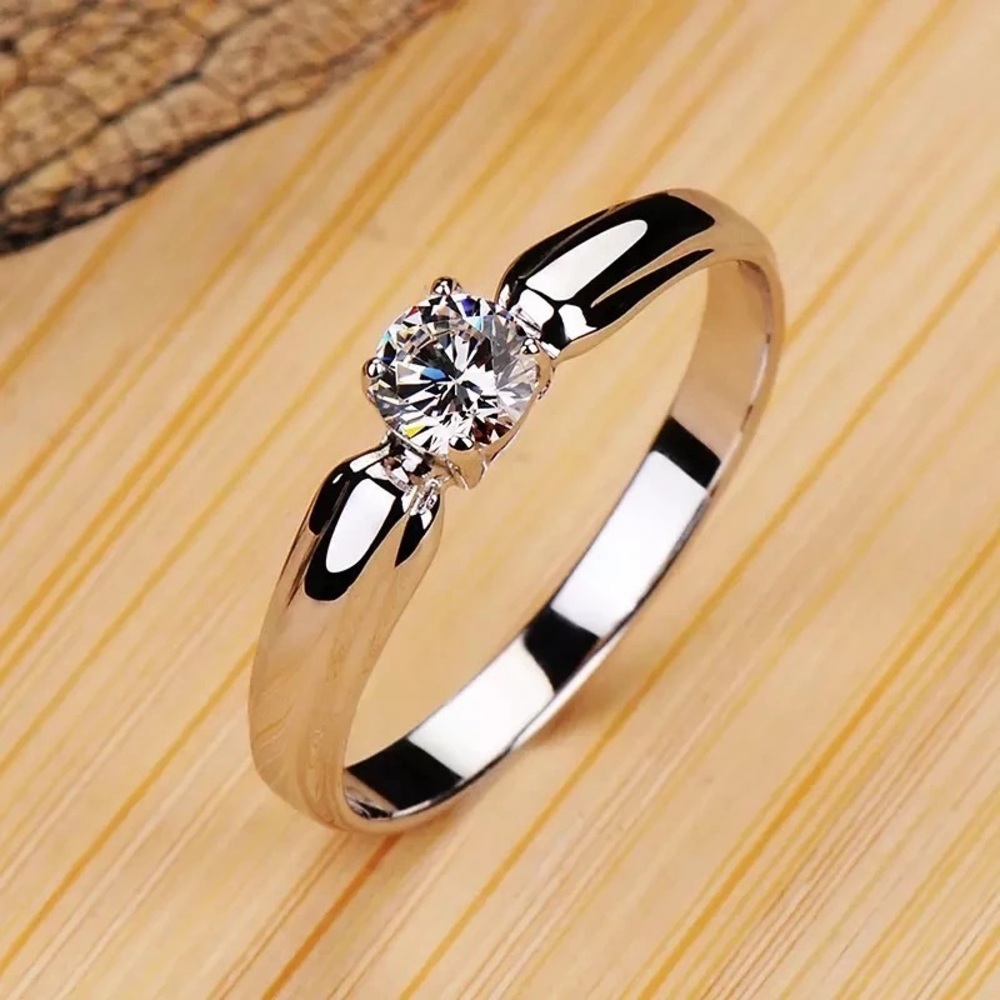 🥳Beautiful Engagement Ring comes with box 🥳